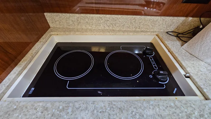  Yacht Photos Pics 2007 Regal 3760 Commodore yacht kitchen with electric stovetop.