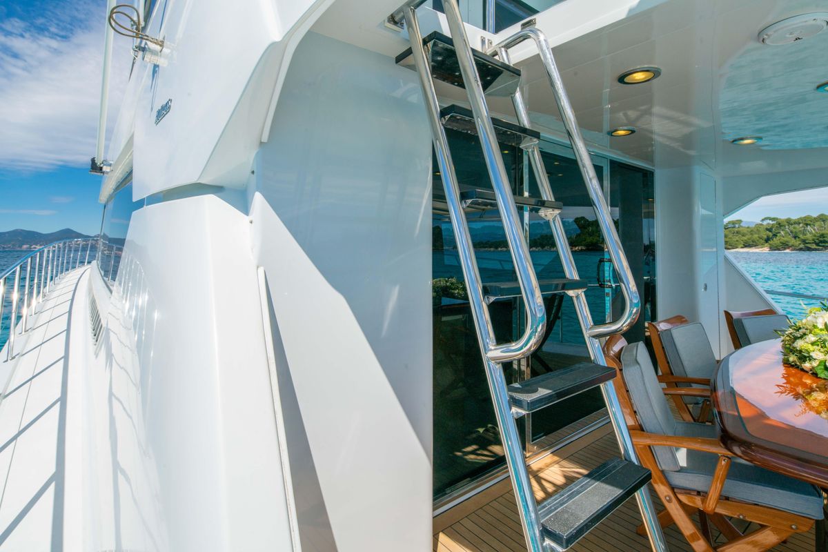 2003 Hatteras 87 
