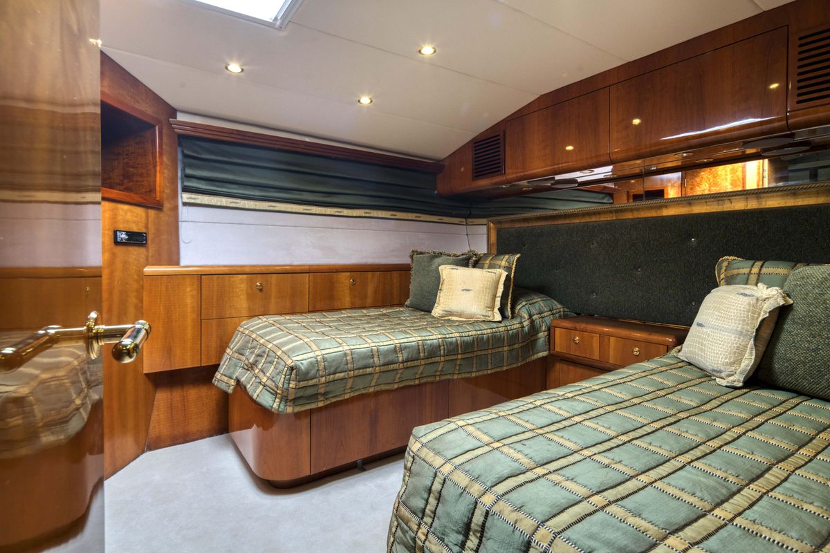 2003 Hatteras 87 