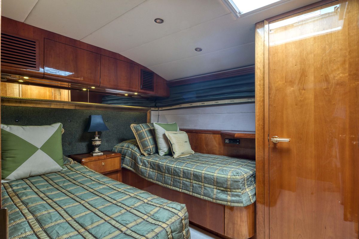 2003 Hatteras 87 