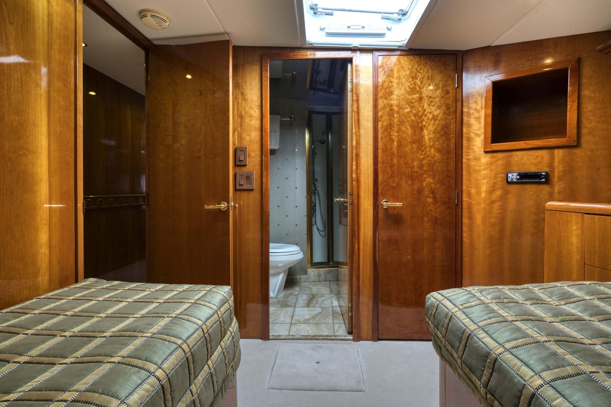 2003 Hatteras 87 