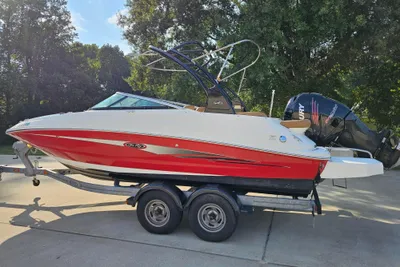Sea Ray 220 Sundeck Outboard