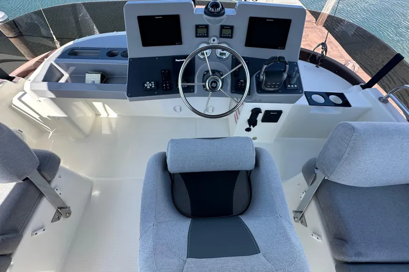 Mer Sea Yacht Photos Pics 2021 Beneteau Swift Trawler 41 Fly helm with modern controls and comfortable seating.
