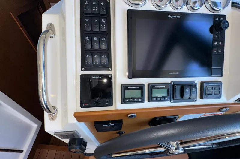 Mer Sea Yacht Photos Pics Helm controls of 2021 Beneteau Swift Trawler 41 Fly with Raymarine display.