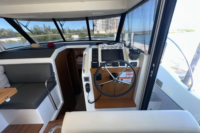 Mer Sea Yacht Photos Pics Interior helm of 2021 Beneteau Swift Trawler 41 Fly with modern navigation equipment.