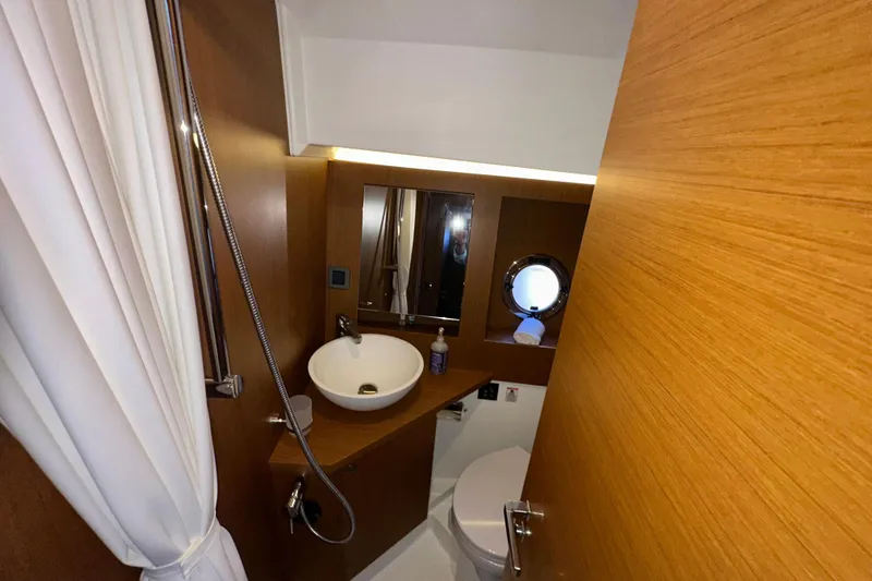 Mer Sea Yacht Photos Pics Bathroom interior of 2021 Beneteau Swift Trawler 41 Fly with modern fixtures.