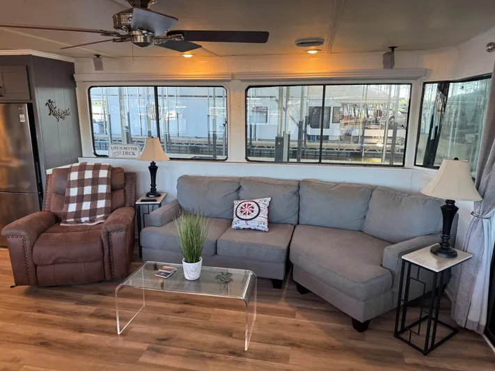  Yacht Photos Pics Cozy living area in a 1986 Stardust Cruisers 18 X 80 houseboat with modern decor.
