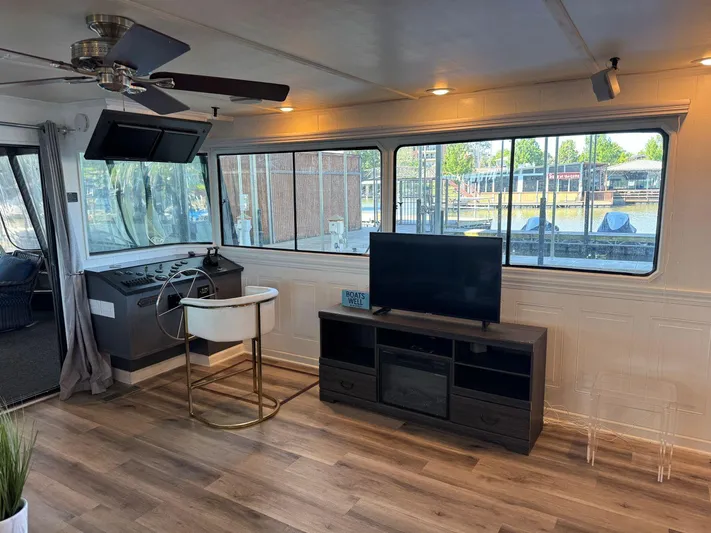  Yacht Photos Pics Interior of a 1986 Stardust Cruisers 18 X 80 houseboat with modern decor and large windows.