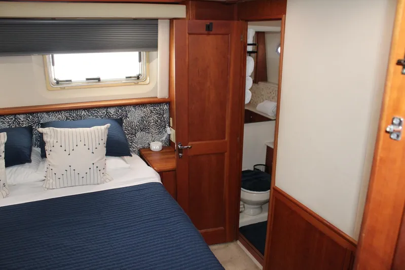 Everyday Yacht Photos Pics Interior of 2003 Silverton 453 Motor Yacht with cozy bedroom and bathroom.