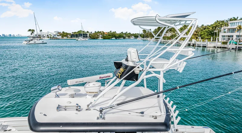  Yacht Photos Pics 2016 Stamas 390 Tarpon boat on water, featuring a sleek design and fishing equipment.