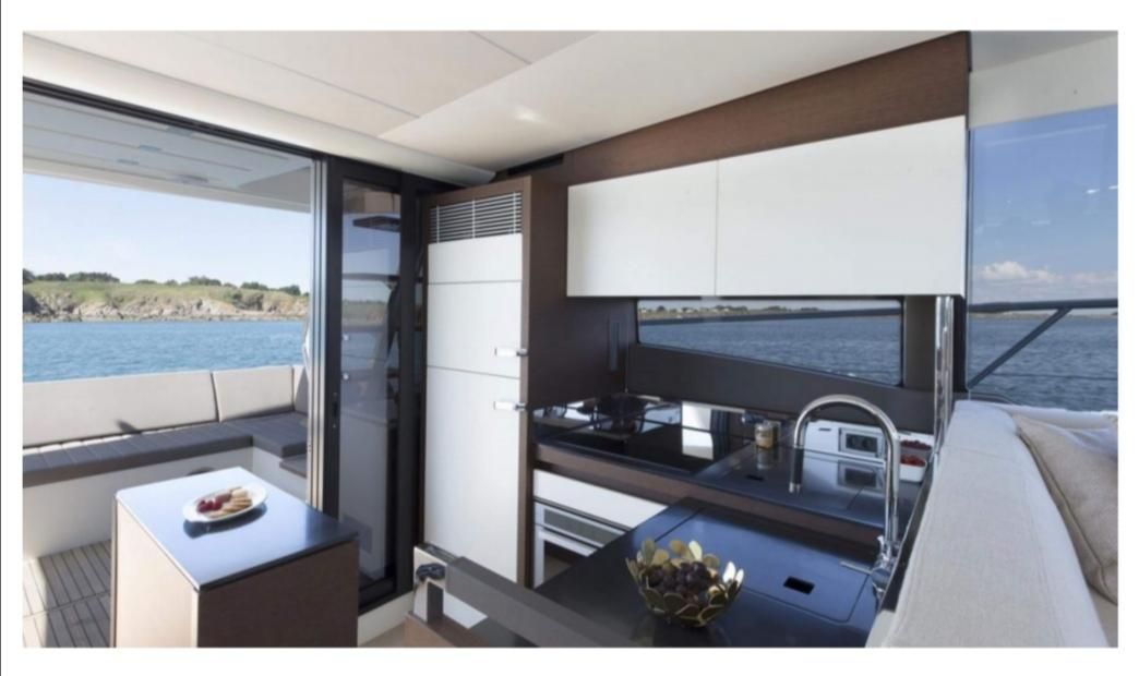2018 Prestige 53 