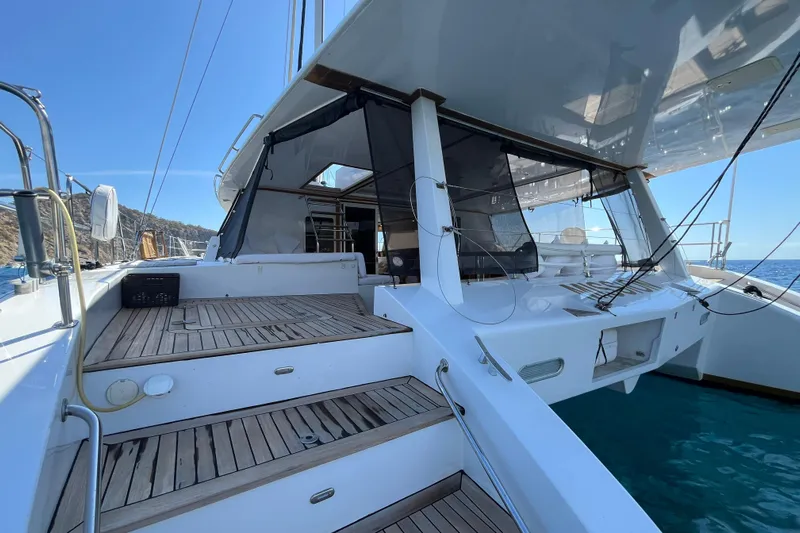 Sunreef 60 Yacht Photos Pics Luxurious 2005 Sunreef 60 yacht with spacious deck and modern design.