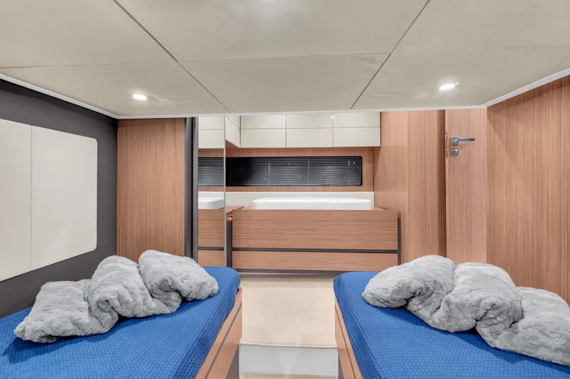 Eyiii Yacht Photos Pics 