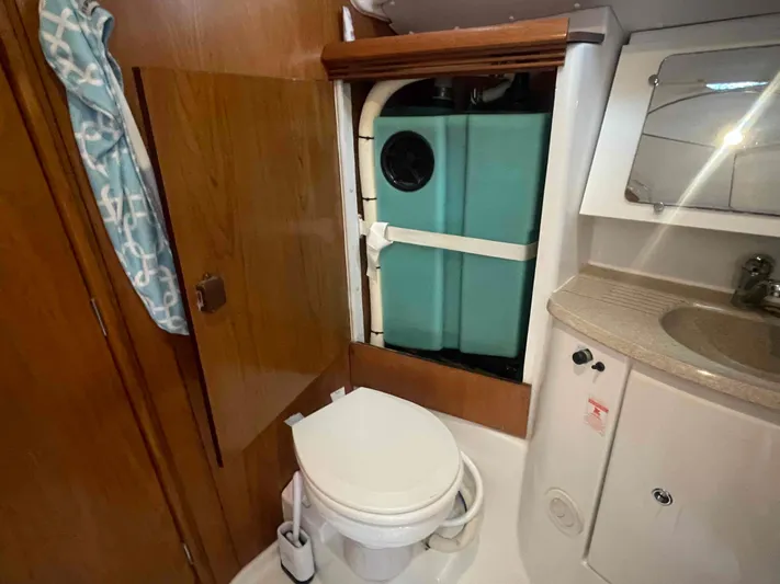 Karisma Yacht Photos Pics Bathroom of 2006 Jeanneau Sun Odyssey 45 sailboat with toilet and sink.