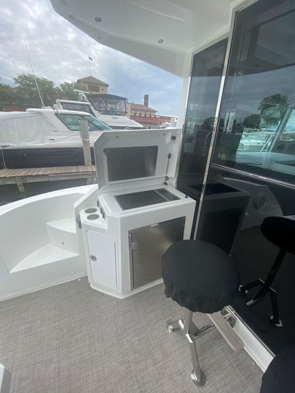 2017-45-cruisers-yachts-45-cantius