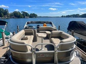 2022 Sun Tracker Party Barge 18 DLX