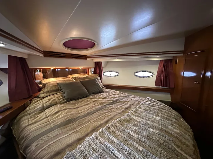  Yacht Photos Pics Luxurious bedroom in 2001 Carver 570 Voyager Pilothouse yacht with cozy bedding.