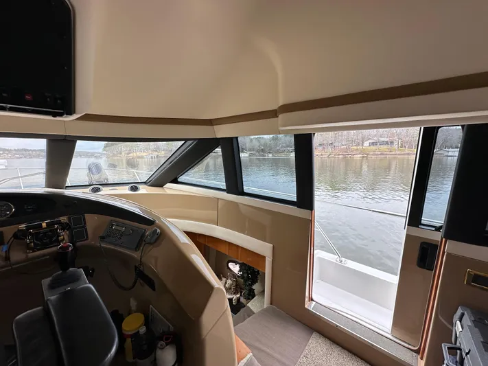  Yacht Photos Pics Interior view of 2001 Carver 570 Voyager Pilothouse with river scenery.