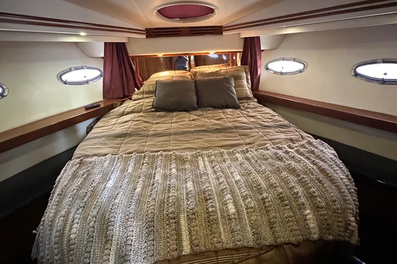  Yacht Photos Pics Luxurious bedroom in 2001 Carver 570 Voyager Pilothouse yacht.
