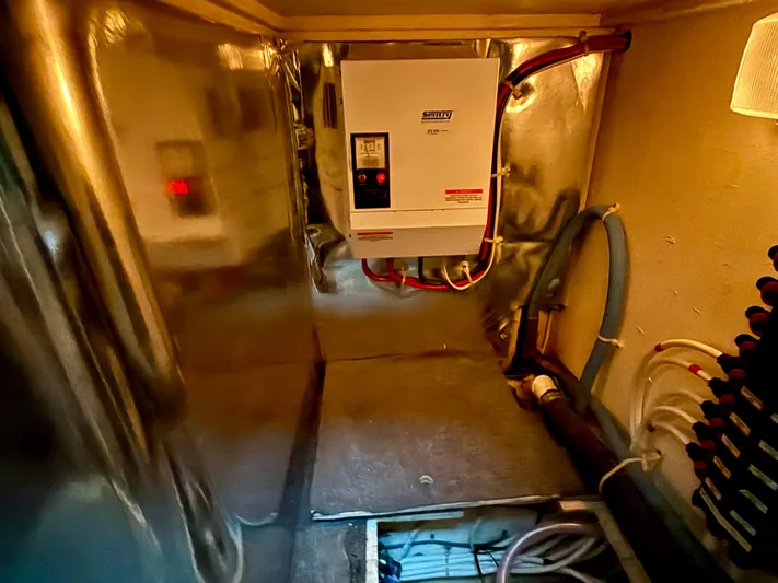 Split Decision Yacht Photos Pics Electrical room of Ocean Yachts 46 Super Sport 2005.