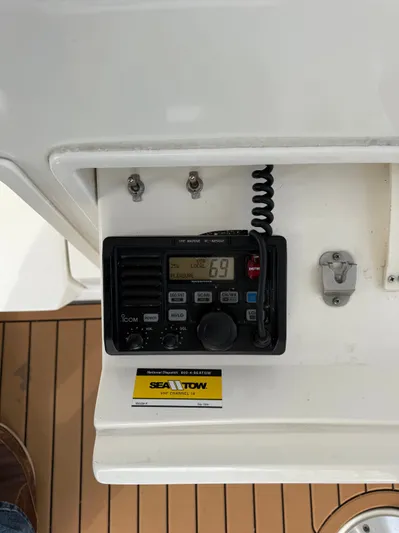 Split Decision Yacht Photos Pics ICOM VHF radio on Ocean Yachts 46 Super Sport, 2005 model.
