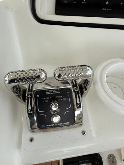 Split Decision Yacht Photos Pics Control console of Ocean Yachts 46 Super Sport 2005.