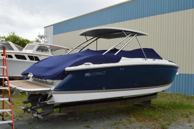 Nueve Yacht Photos Pics Cobalt 302 - Stbd. Aft