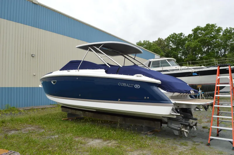 Nueve Yacht Photos Pics Cobalt 302 - Port Aft