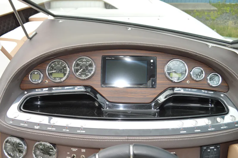 Nueve Yacht Photos Pics Cobalt 302 - Gauges and Chartplotter