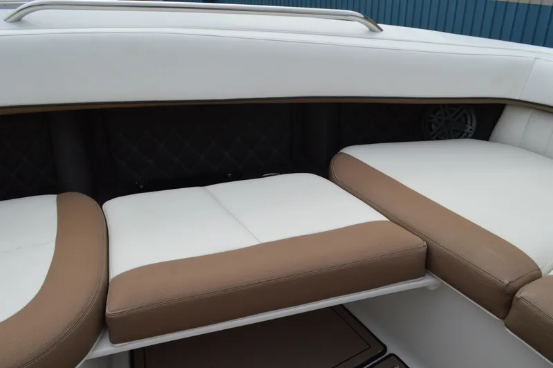 Nueve Yacht Photos Pics Cobalt 302 - Port Bow Removable Seating