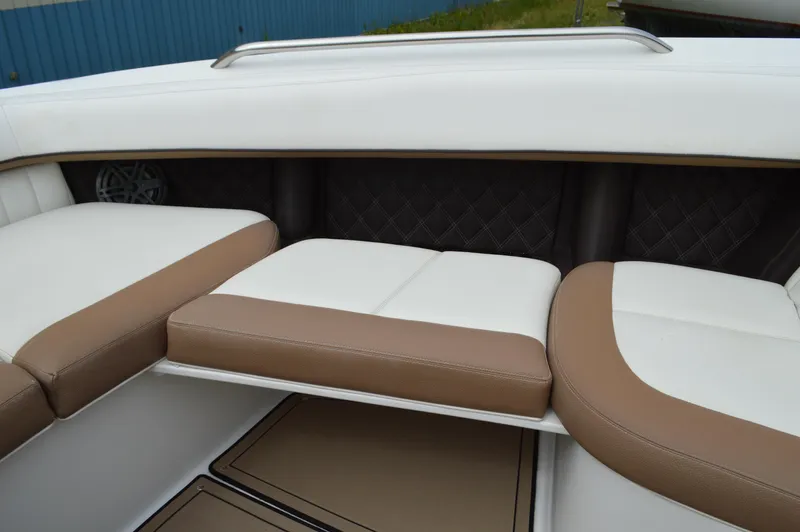 Nueve Yacht Photos Pics Cobalt 302 - Stbd. Bow Removable Seating