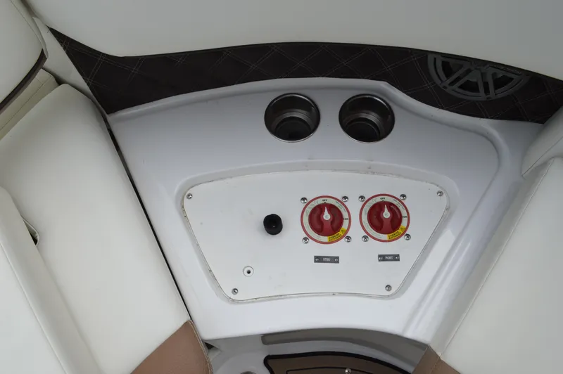 Nueve Yacht Photos Pics Cobalt 302 - Battery Switches