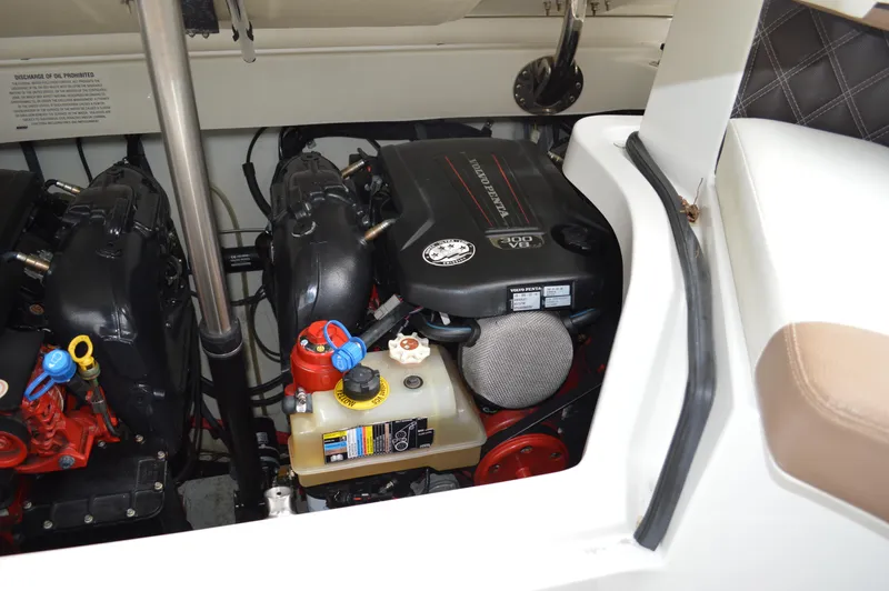 Nueve Yacht Photos Pics Cobalt 302 - Starboard Engine