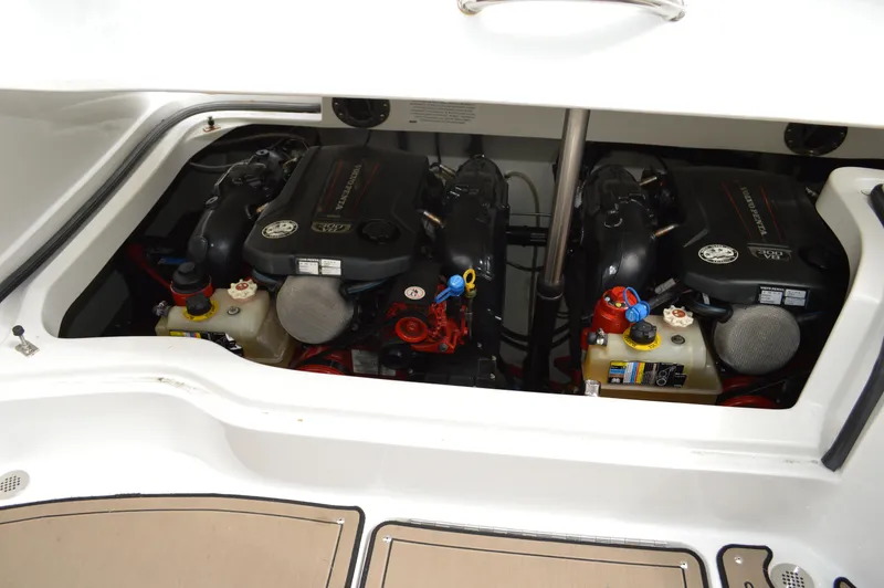 Nueve Yacht Photos Pics Cobalt 302 - Engine Access (2)