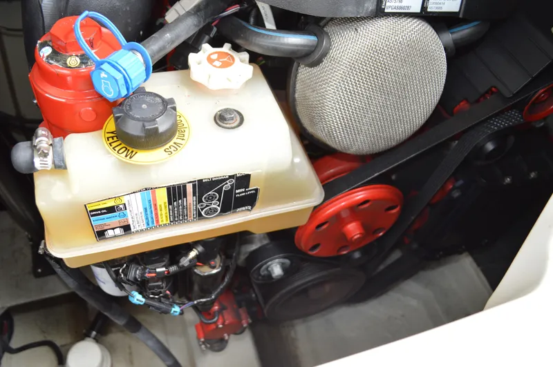 Nueve Yacht Photos Pics Cobalt 302 - Starboard Engine (2)