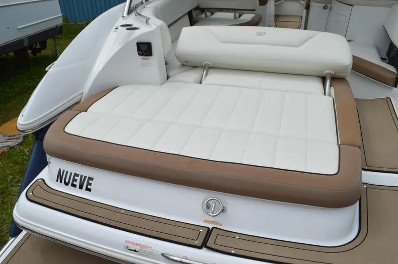 Nueve Yacht Photos Pics Cobalt 302 - Transom Sun Pad