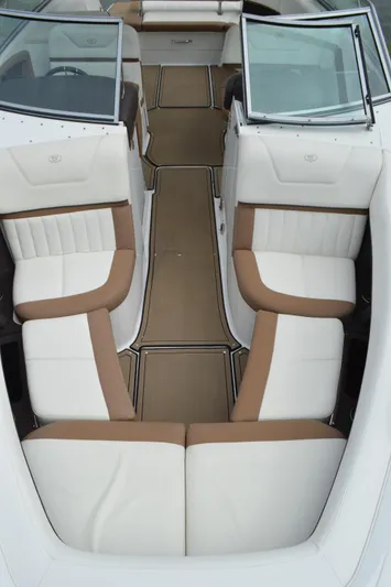 Nueve Yacht Photos Pics Cobalt 302 - Bow Seating (3)