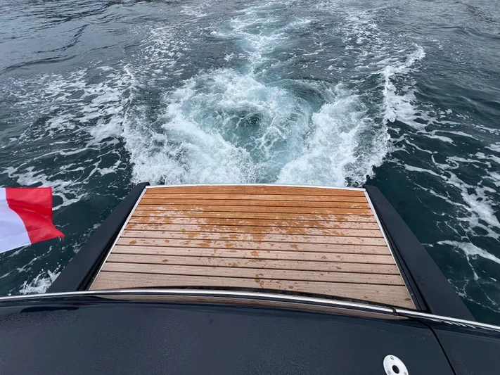 Stanislas Michel Yacht Photos Pics Itama 45 RS 2025 yacht stern with wooden deck and ocean wake.
