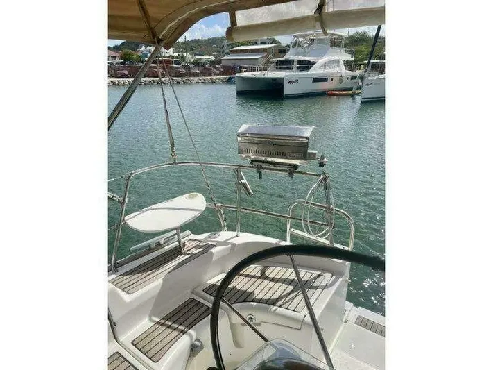  Yacht Photos Pics Beneteau 423 sailboat deck, 2007 model, docked in marina with scenic water view.