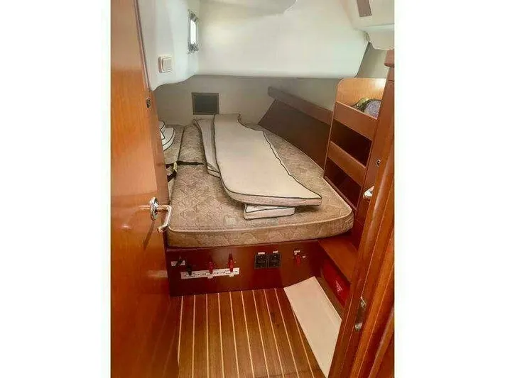  Yacht Photos Pics Interior cabin of 2007 Beneteau 423 sailboat with wooden flooring and cozy bed.