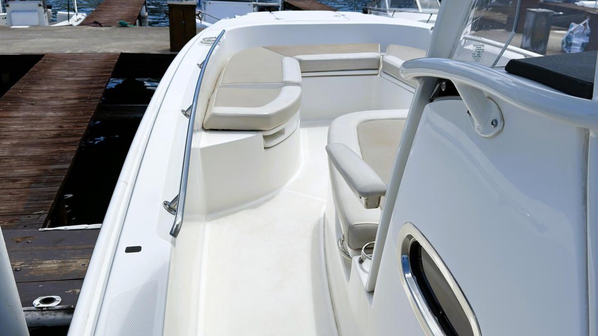 2022 Boston Whaler 27 