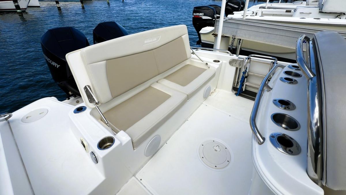 2022 Boston Whaler 27 