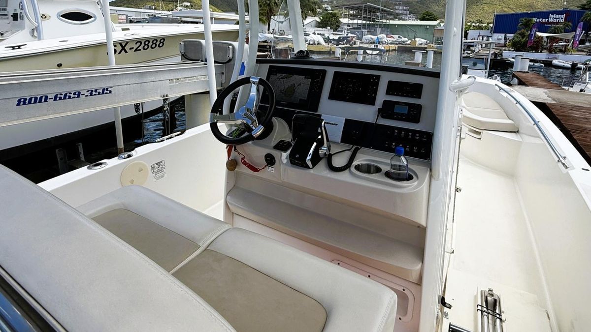 2022 Boston Whaler 27 