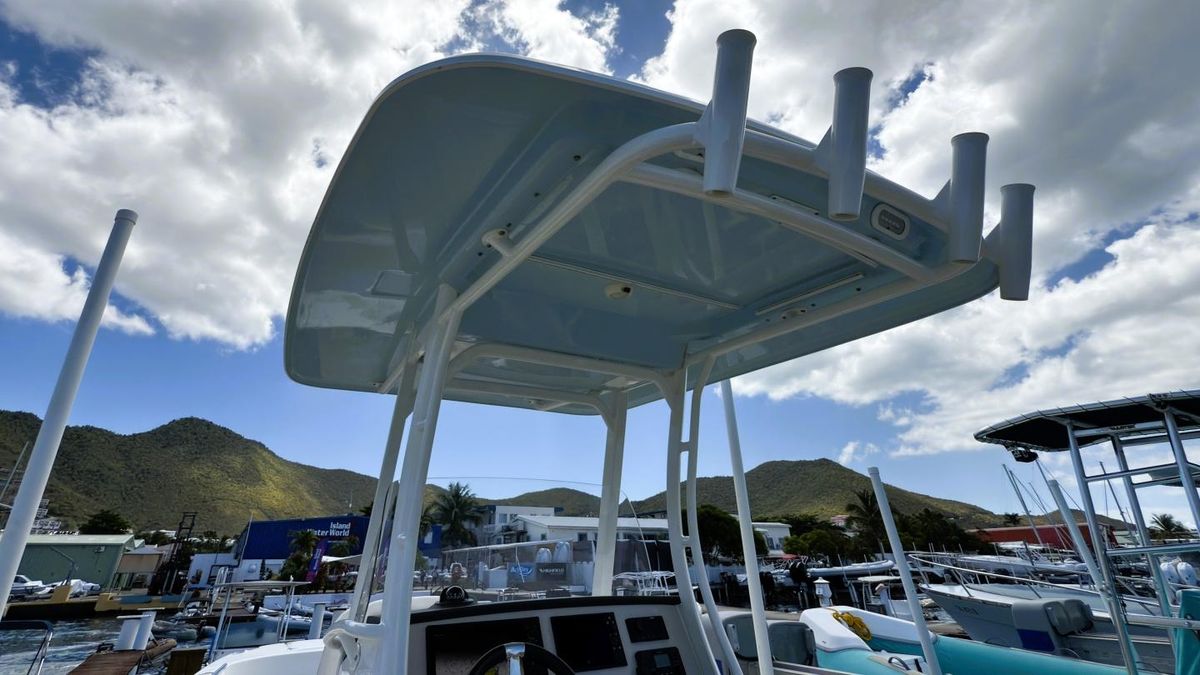 2022 Boston Whaler 27 