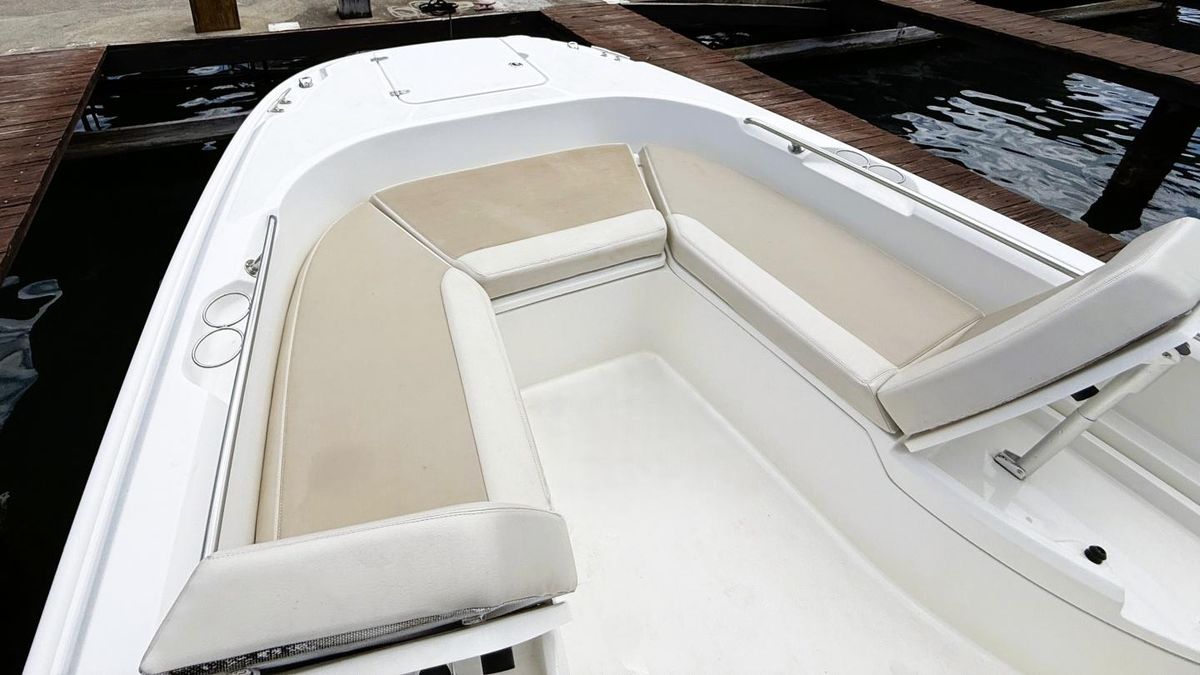 2022 Boston Whaler 27 