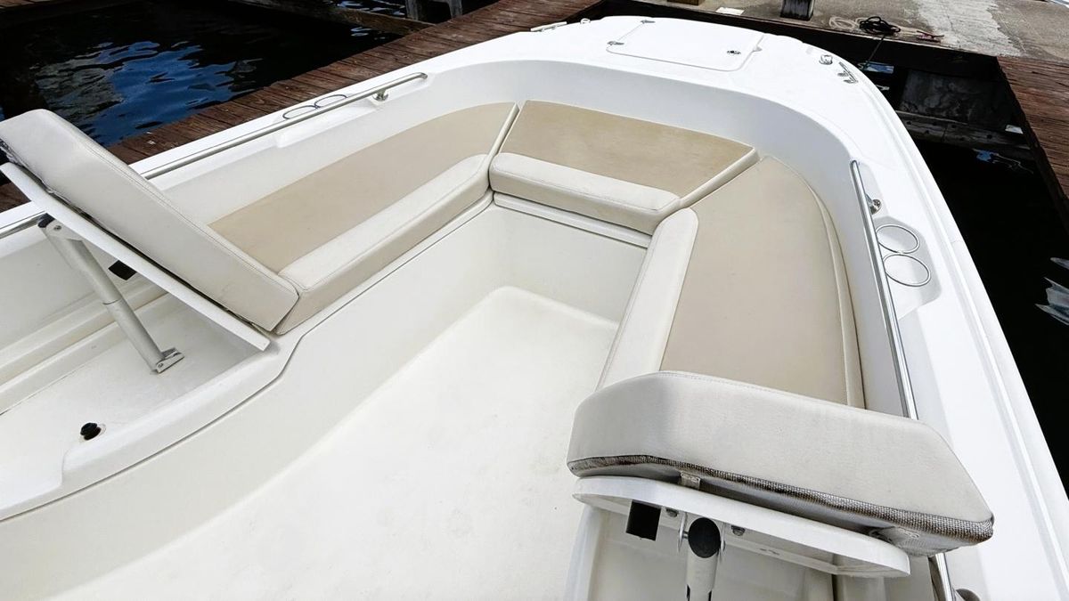 2022 Boston Whaler 27 