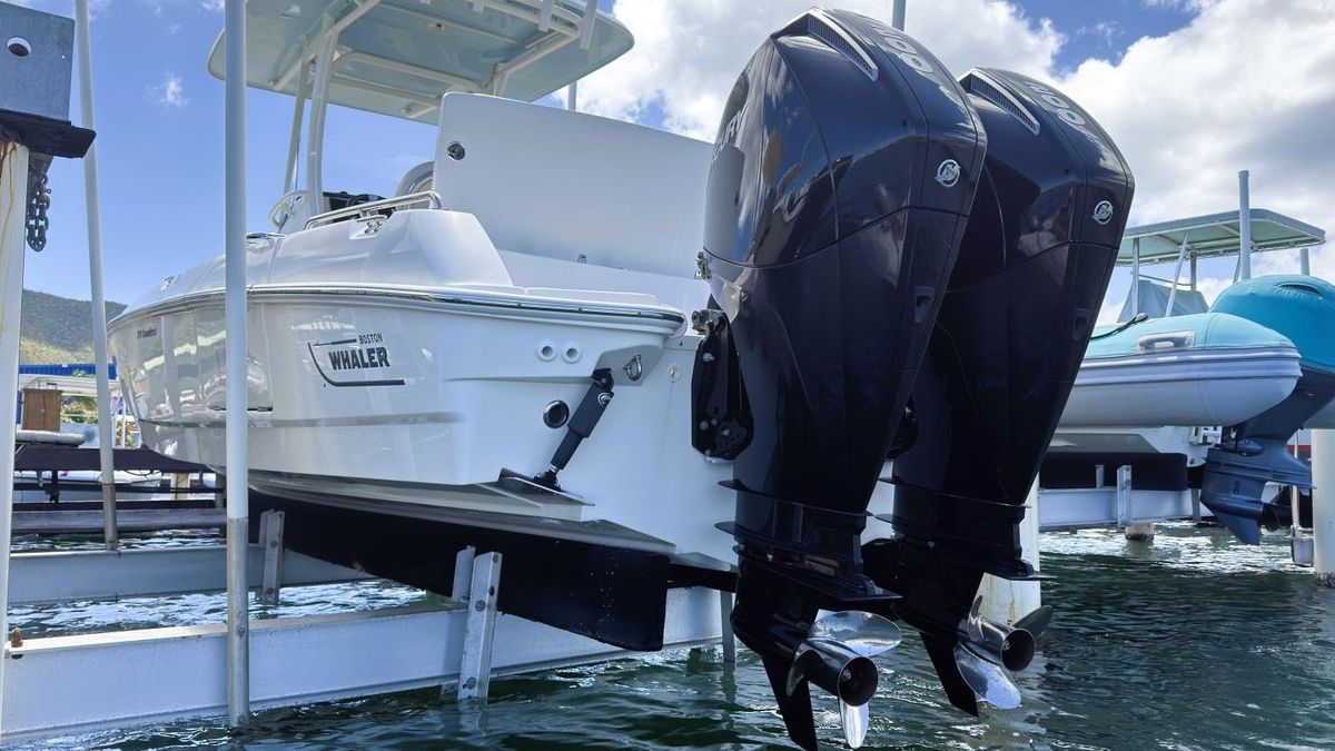 2022 Boston Whaler 27 