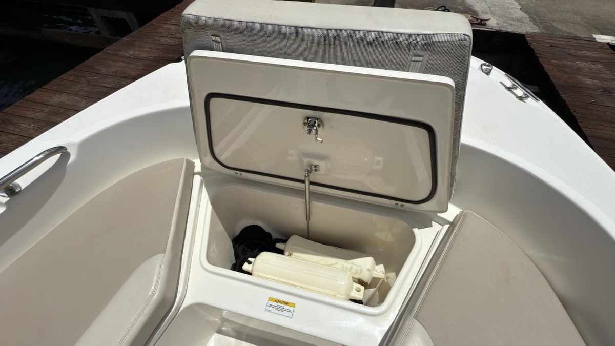 2022 Boston Whaler 27 