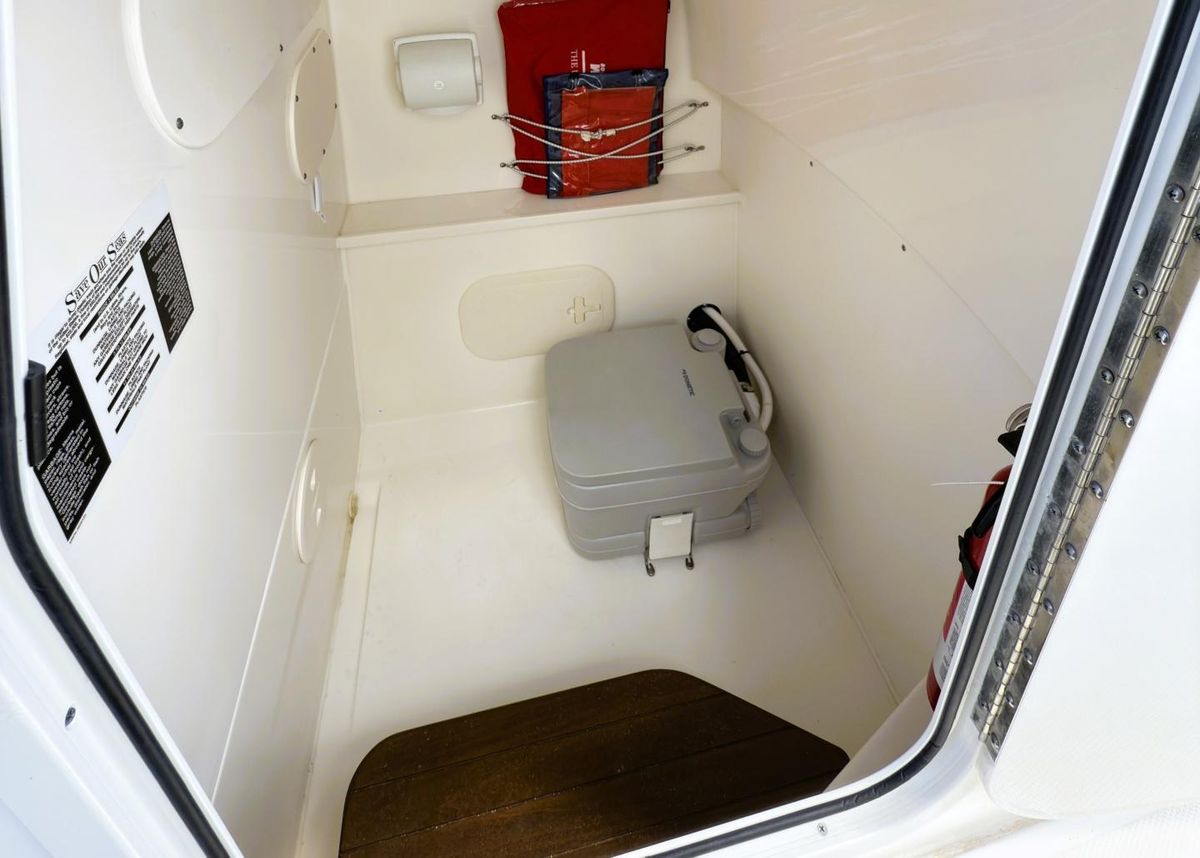 2022 Boston Whaler 27 
