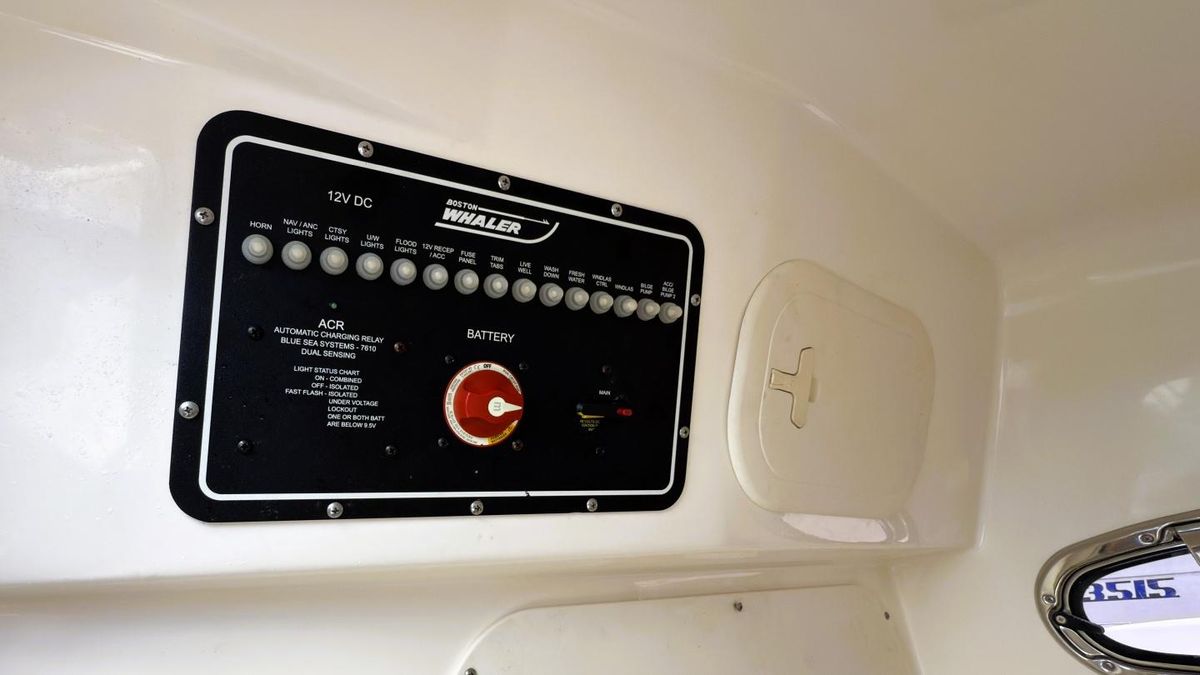 2022 Boston Whaler 27 